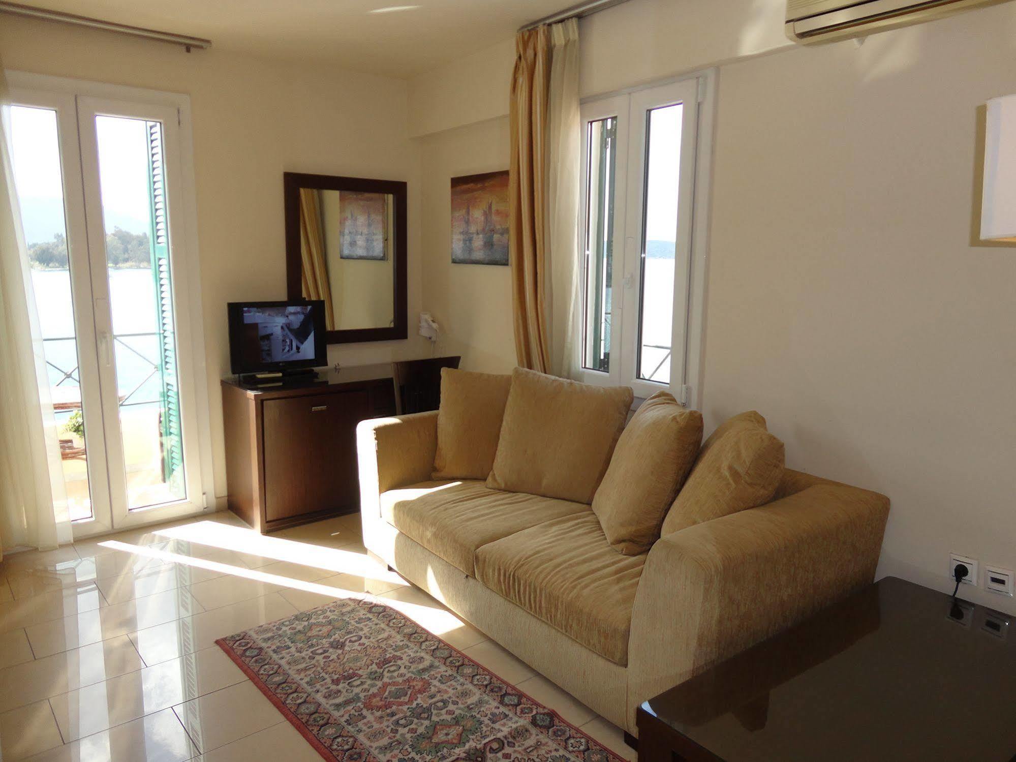 The Manessi City Boutique Hotel Poros Town ภายนอก รูปภาพ